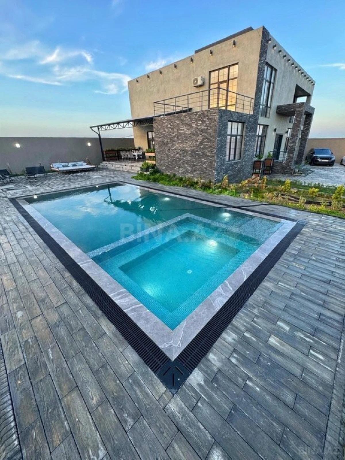 Satılır 7 otaqlı həyət evi 607 m²