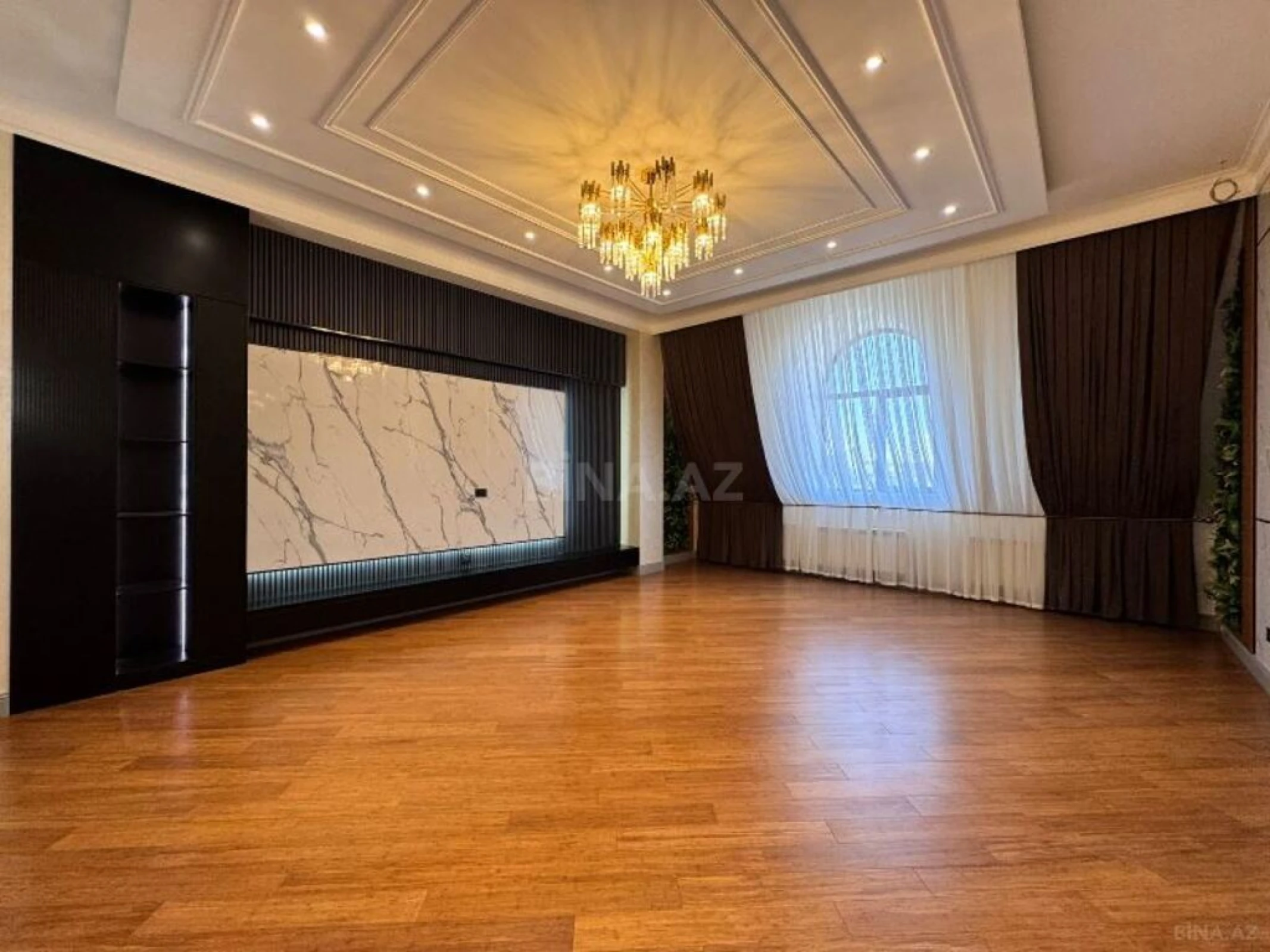 Satılır 4 otaqlı mənzil 280 m²