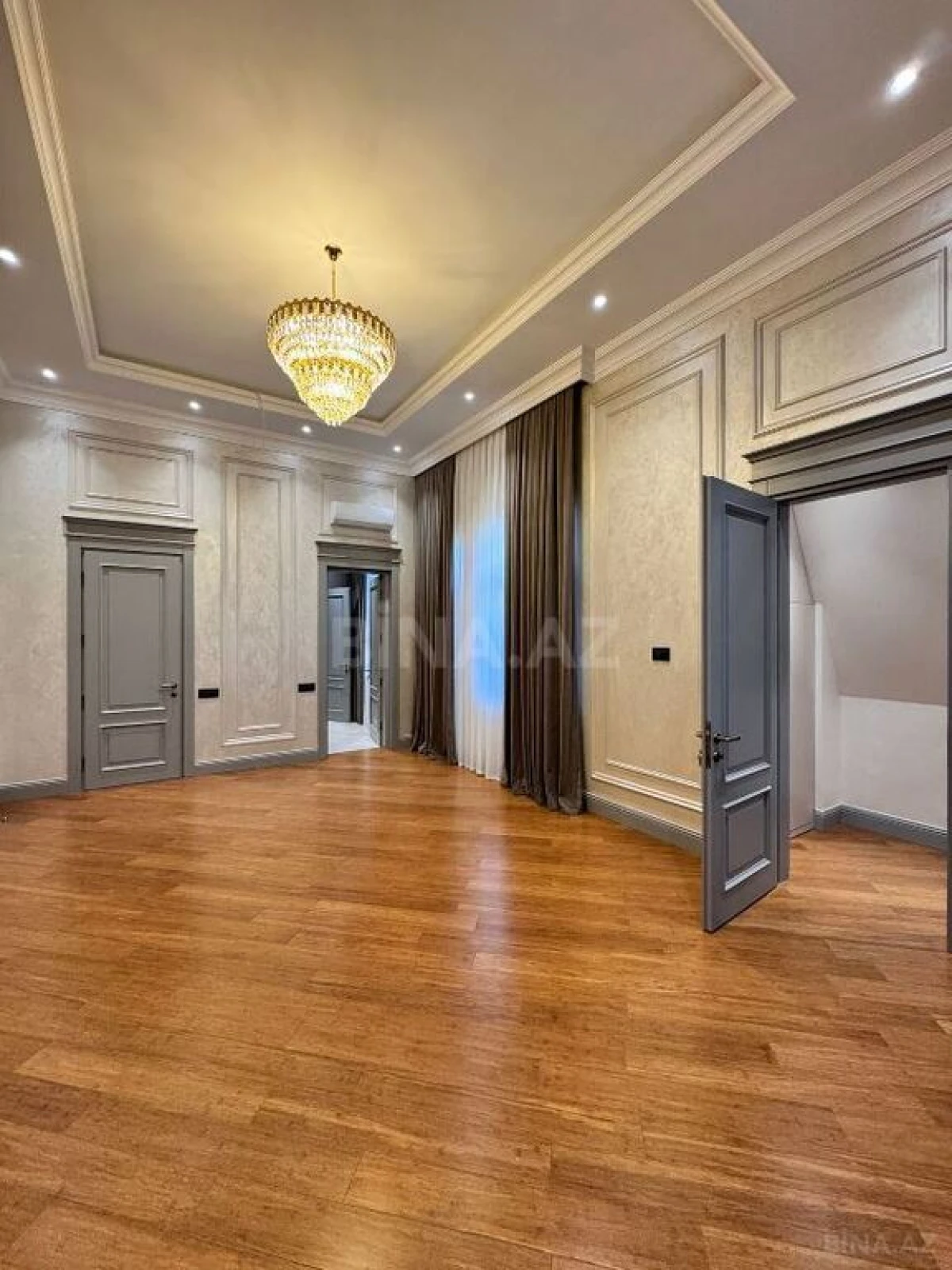 Satılır 4 otaqlı mənzil 280 m²