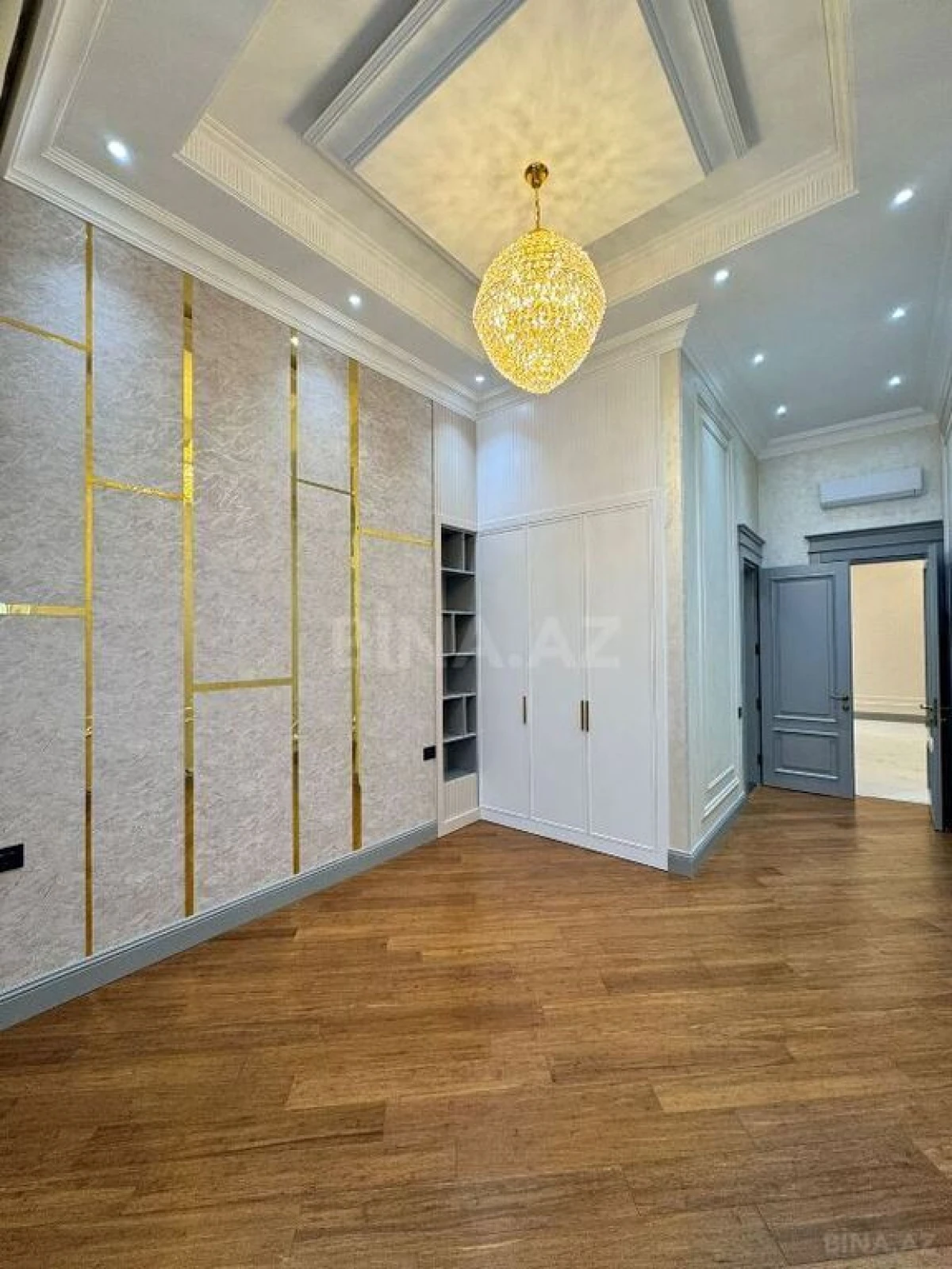 Satılır 4 otaqlı mənzil 280 m²