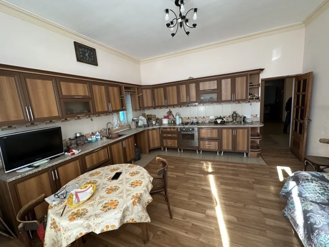 Satılır 6 otaqlı həyət evi 500 m²