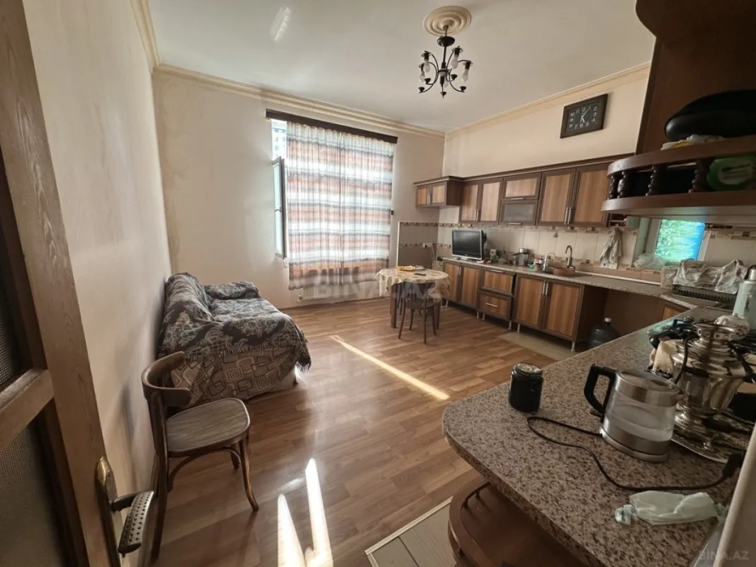 Satılır 6 otaqlı həyət evi 500 m²
