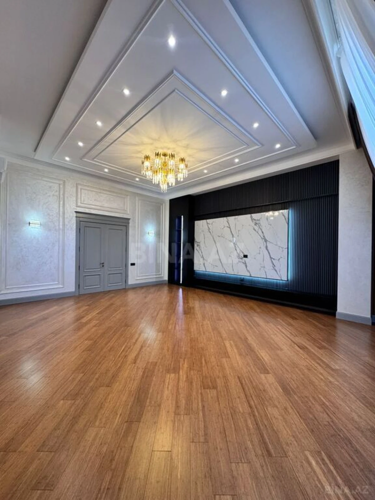 Satılır 4 otaqlı mənzil 285 m²