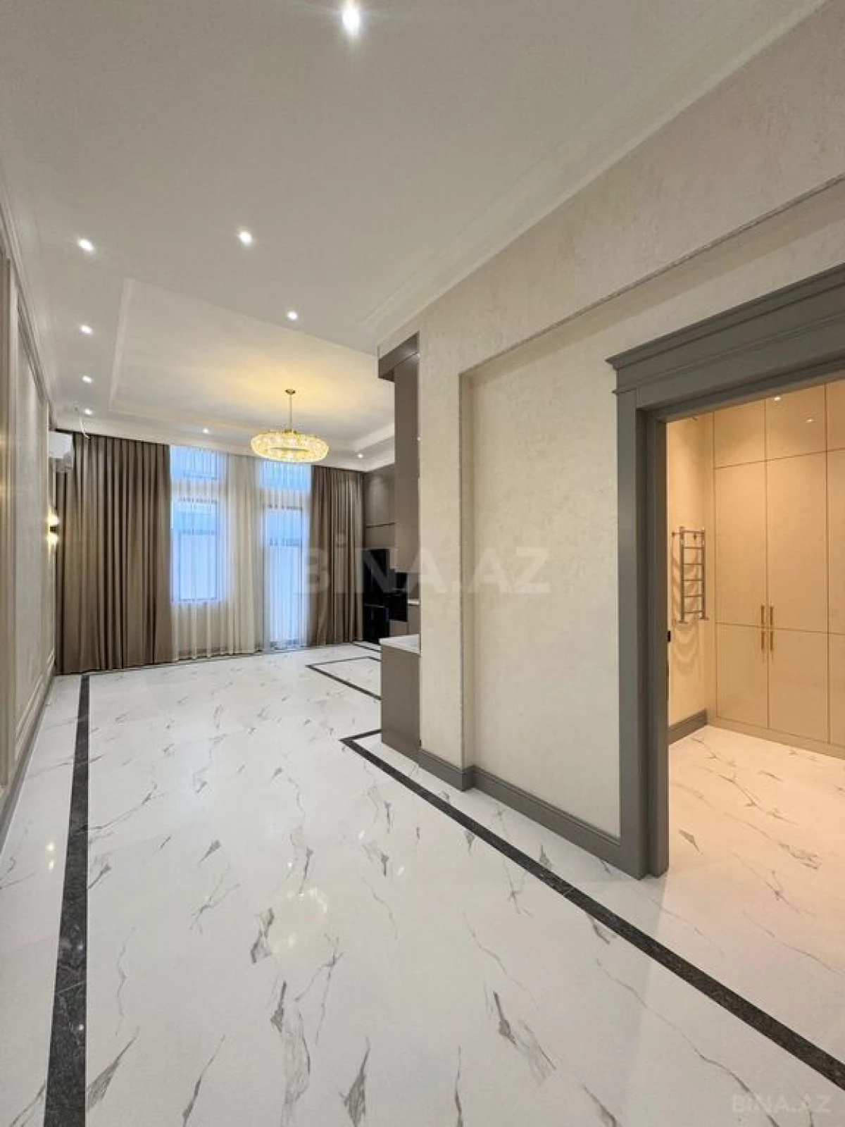 Satılır 4 otaqlı mənzil 285 m²