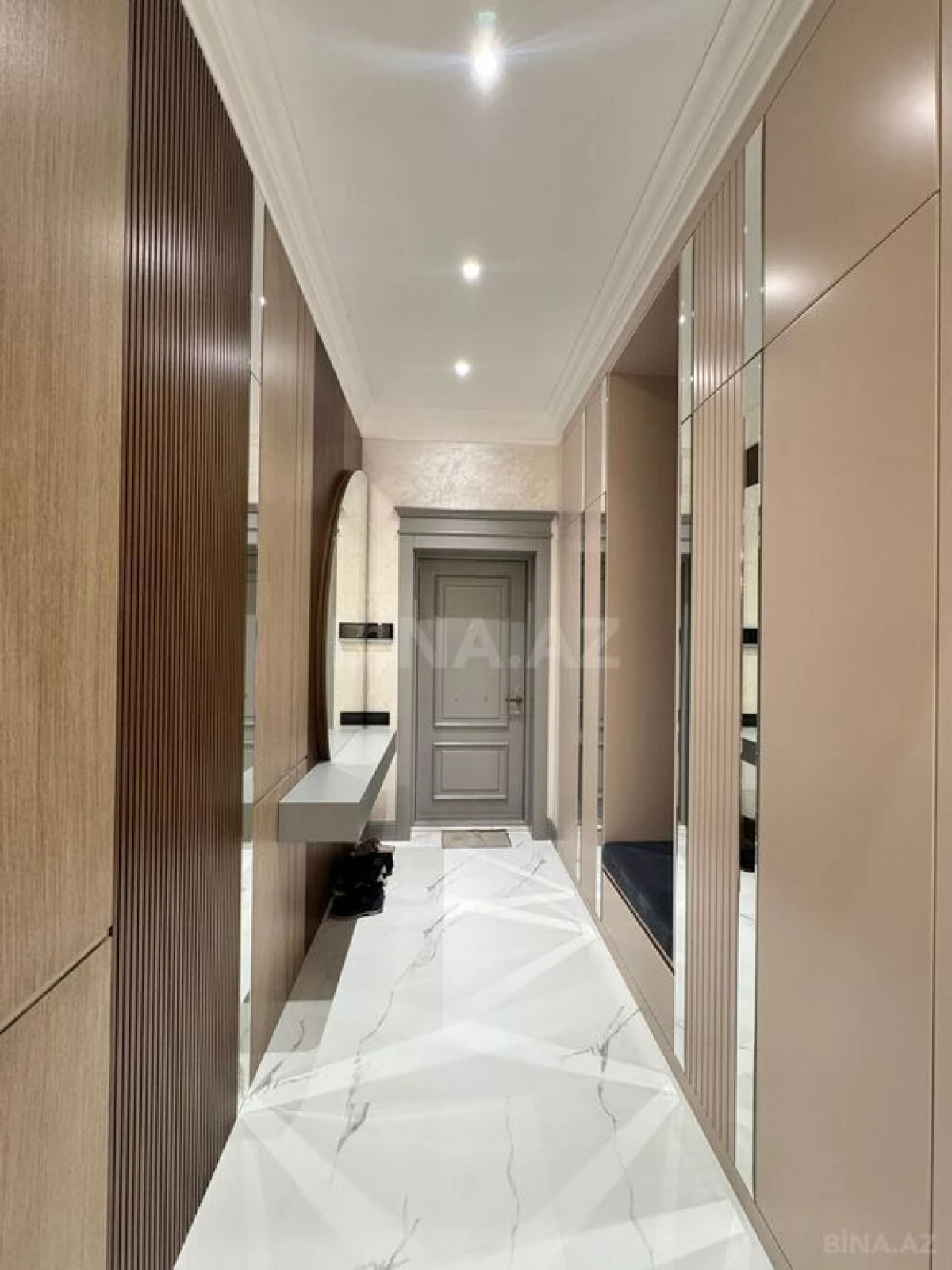 Satılır 4 otaqlı mənzil 285 m²