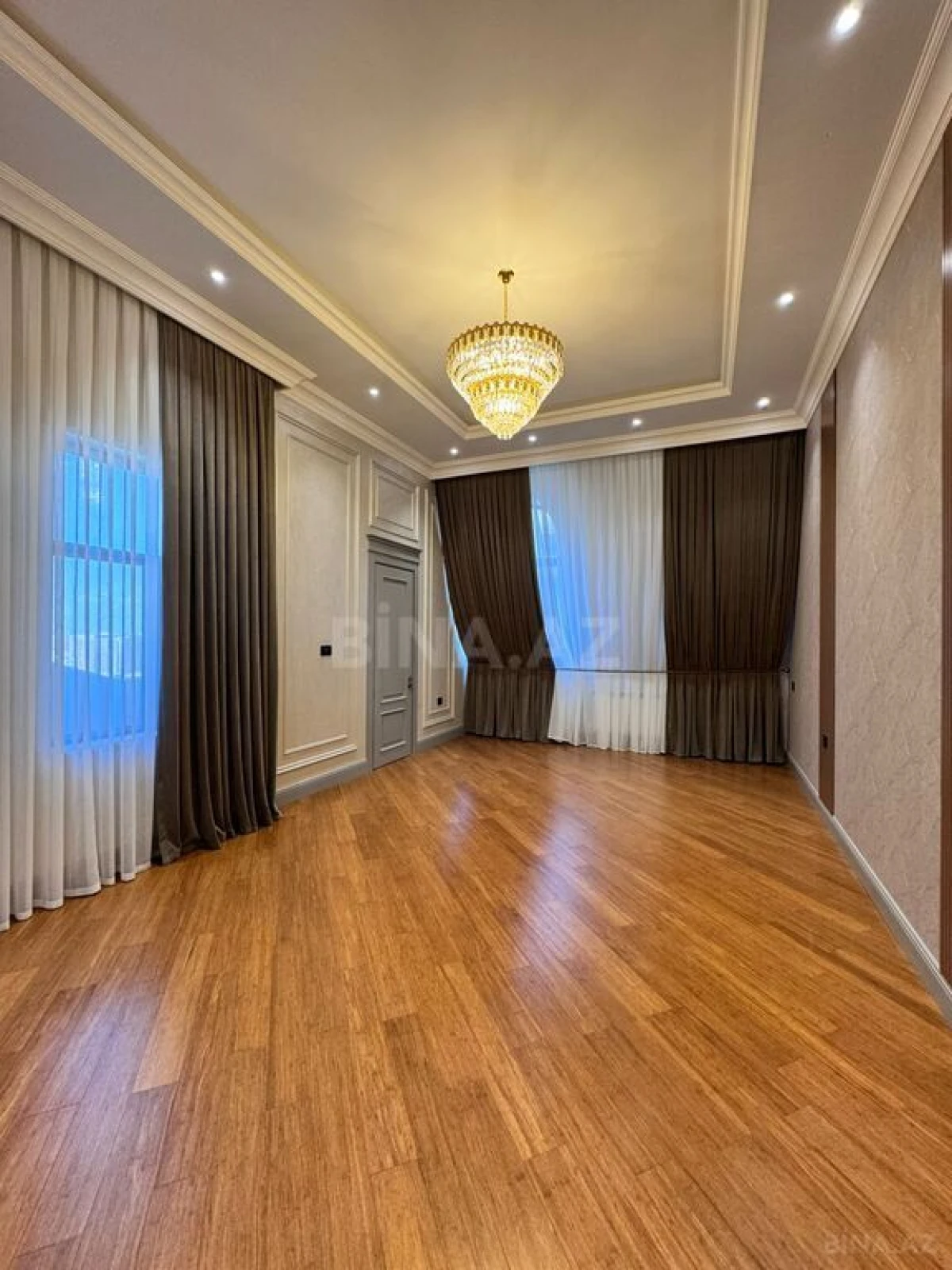Satılır 4 otaqlı mənzil 285 m²