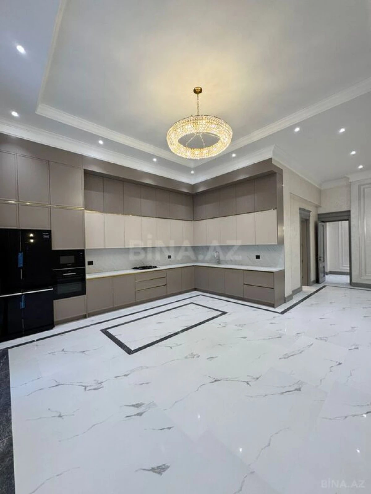 Satılır 4 otaqlı mənzil 285 m²