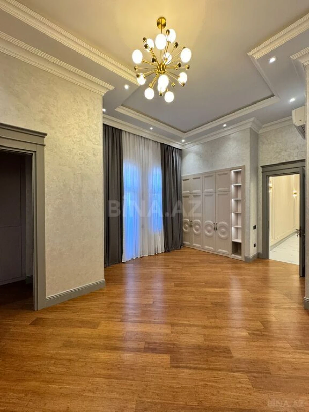 Satılır 4 otaqlı mənzil 285 m²
