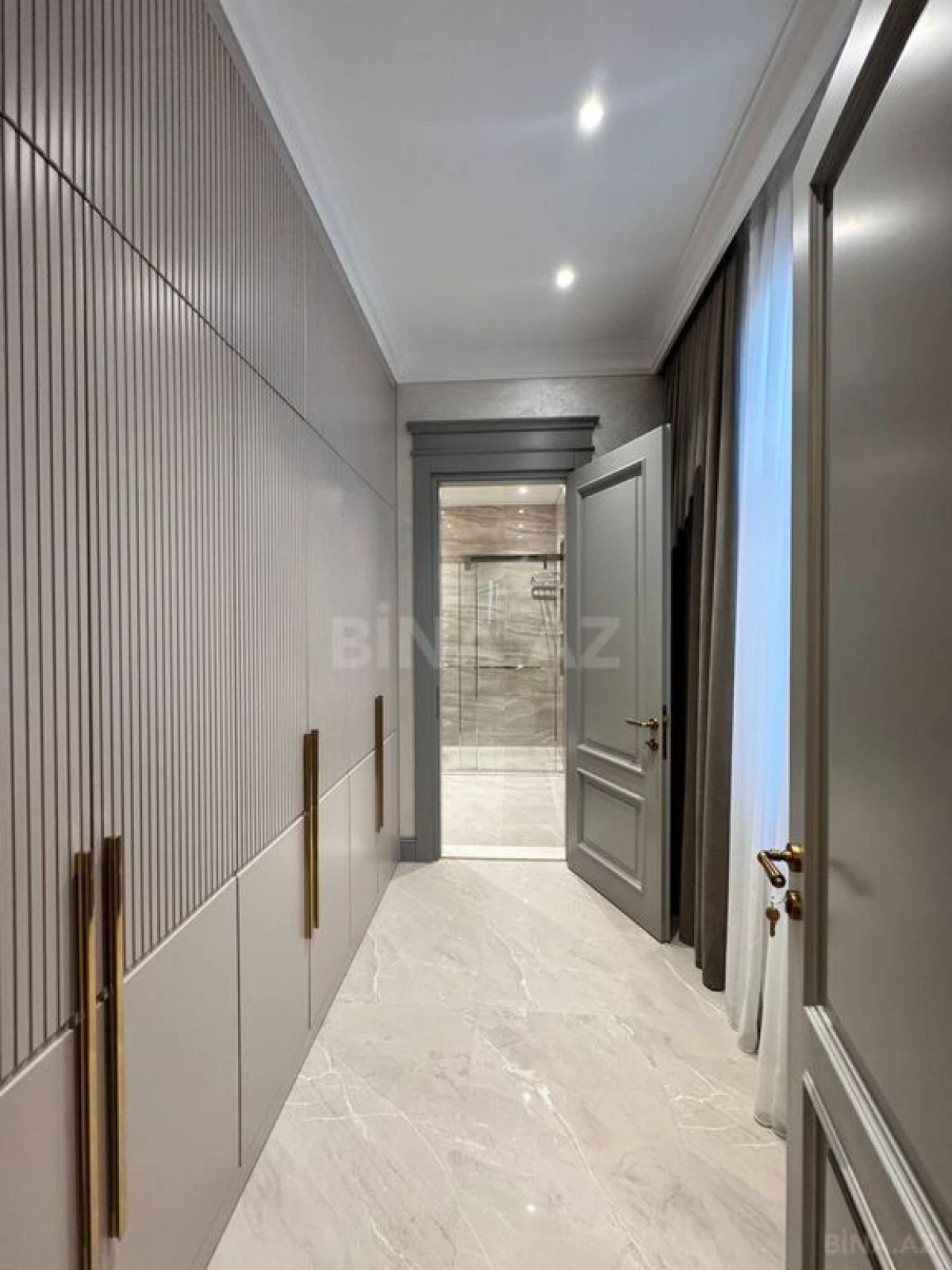 Satılır 4 otaqlı mənzil 285 m²