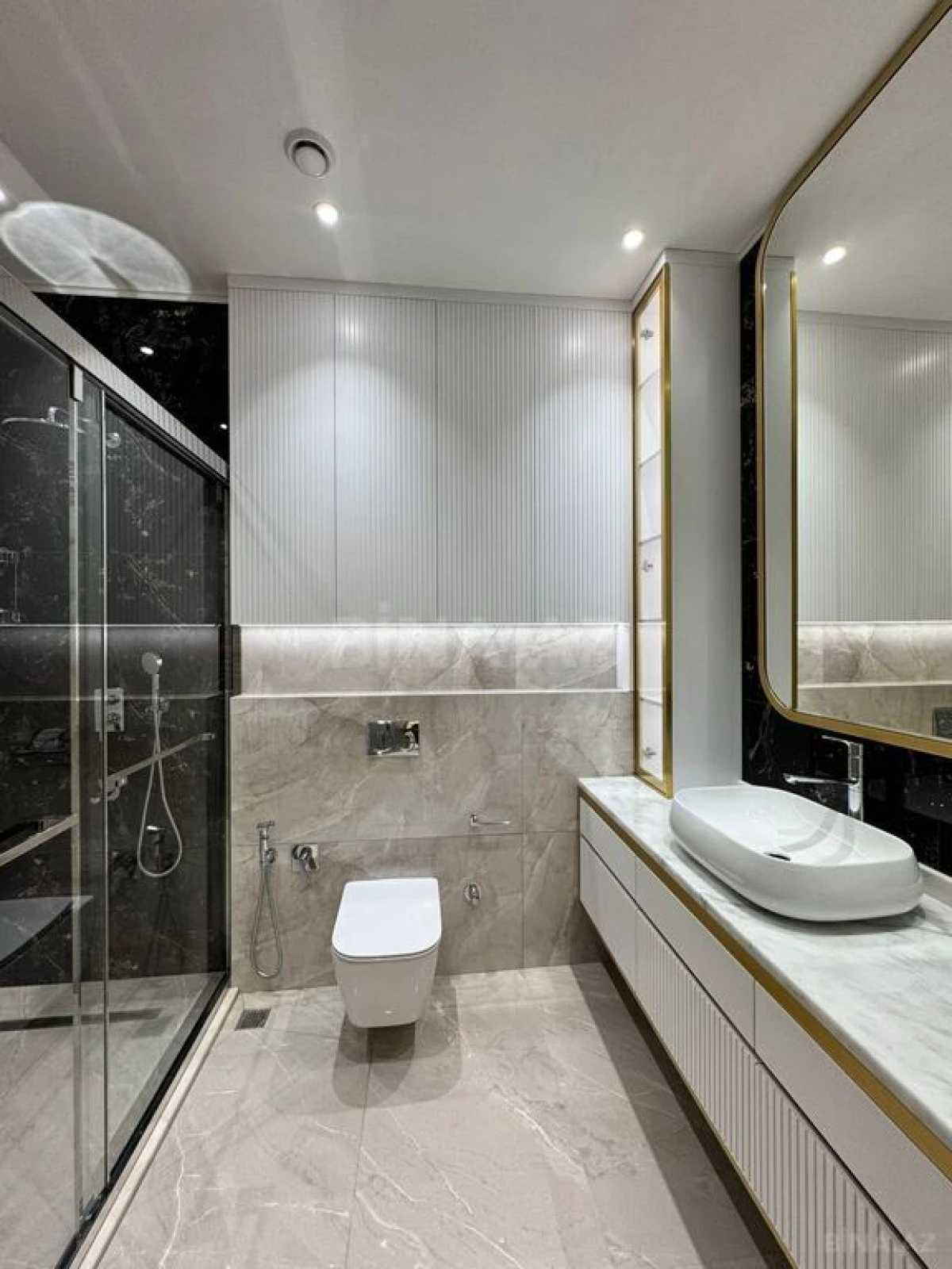 Satılır 4 otaqlı mənzil 285 m²