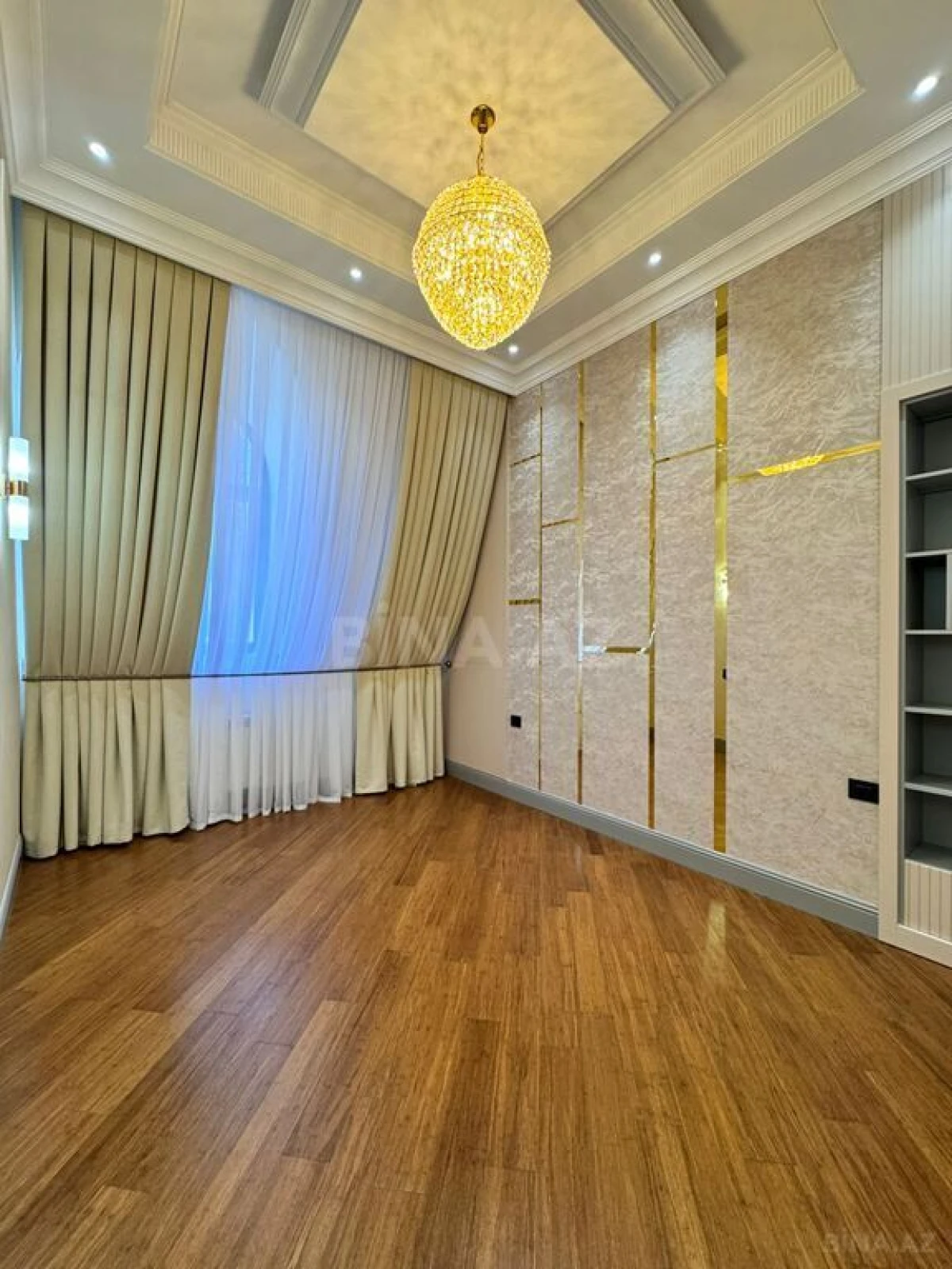 Satılır 4 otaqlı mənzil 285 m²
