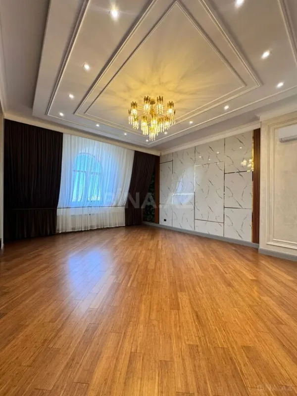Satılır 4 otaqlı mənzil 285 m²
