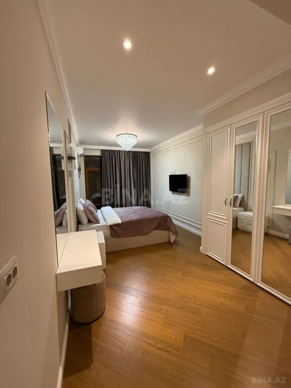 Kirayə verilir 4 otaqlı mənzil 200 m²