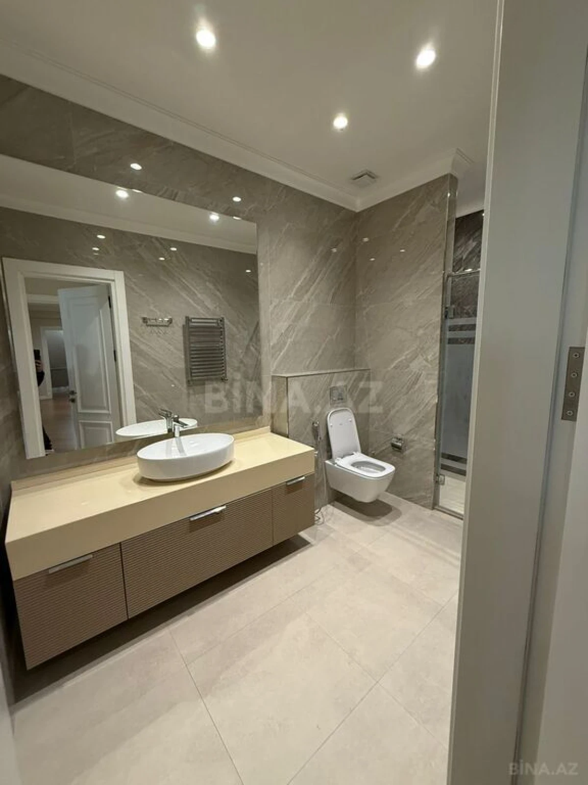 Kirayə verilir 4 otaqlı mənzil 200 m²