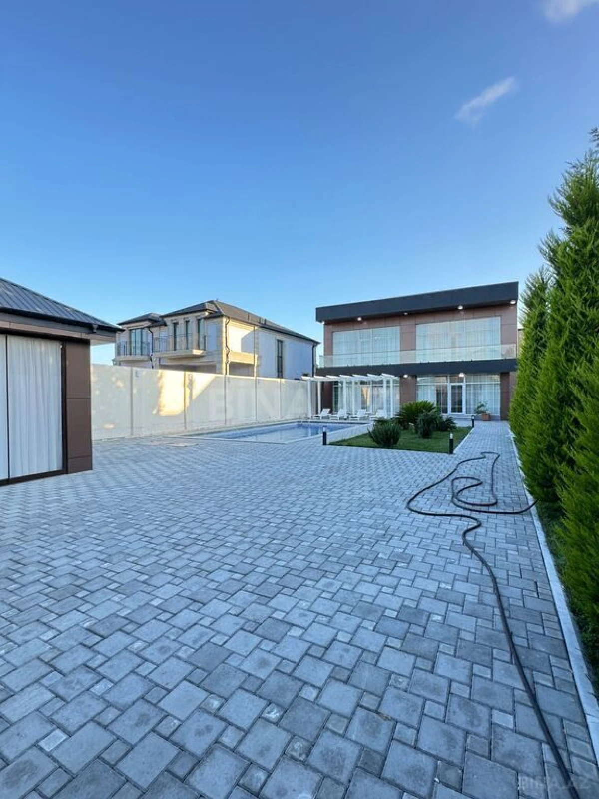 Satılır 5 otaqlı həyət evi 330 m²