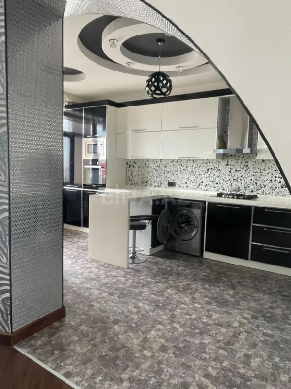 Satılır 3 otaqlı mənzil 158 m²