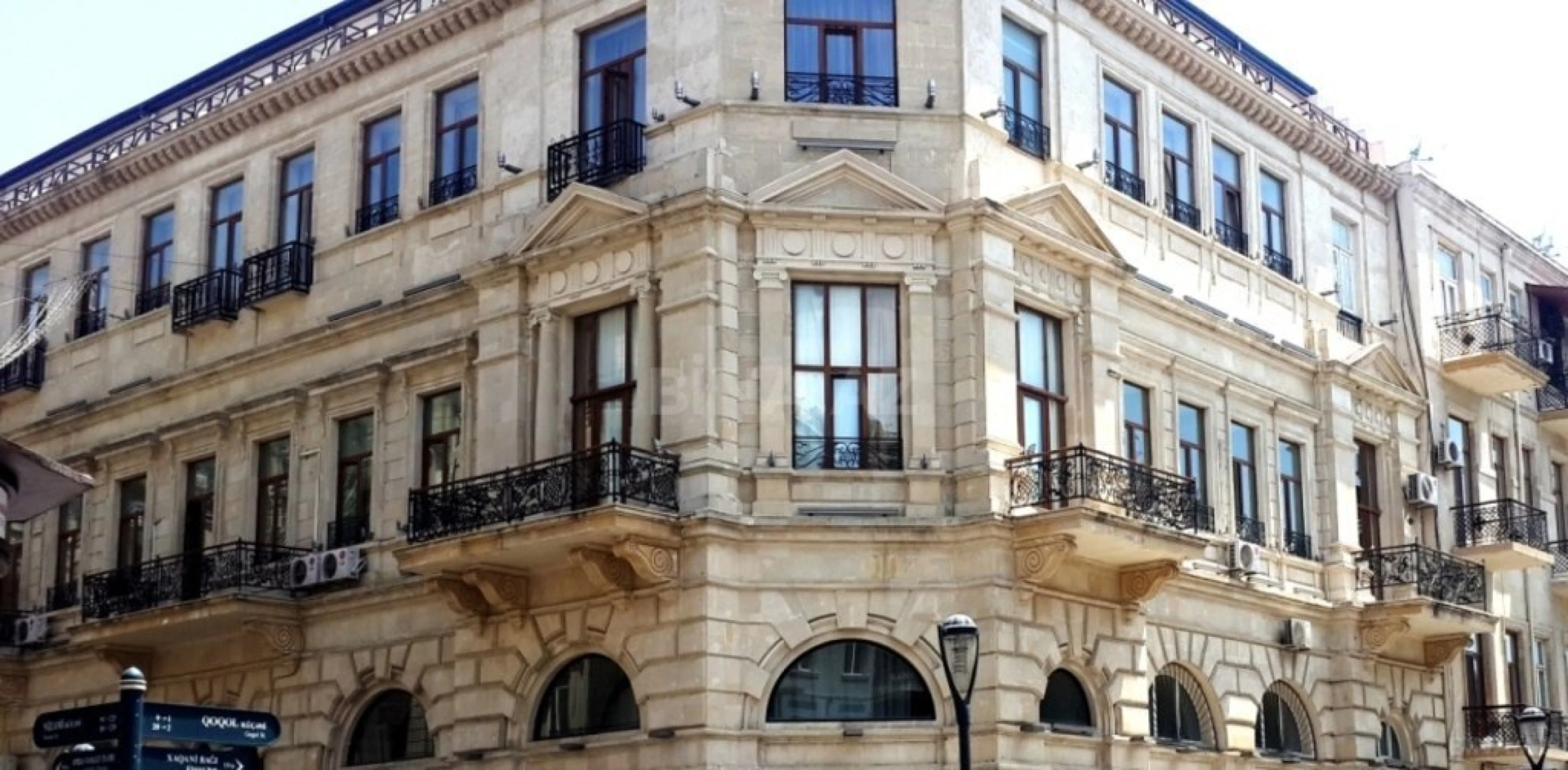 Satılır 7 otaqlı mənzil 750 m²