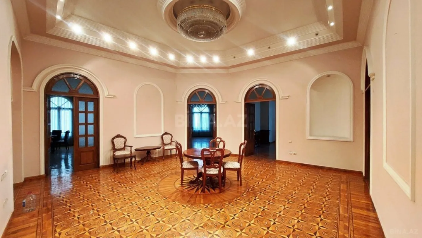 Satılır 7 otaqlı mənzil 750 m²