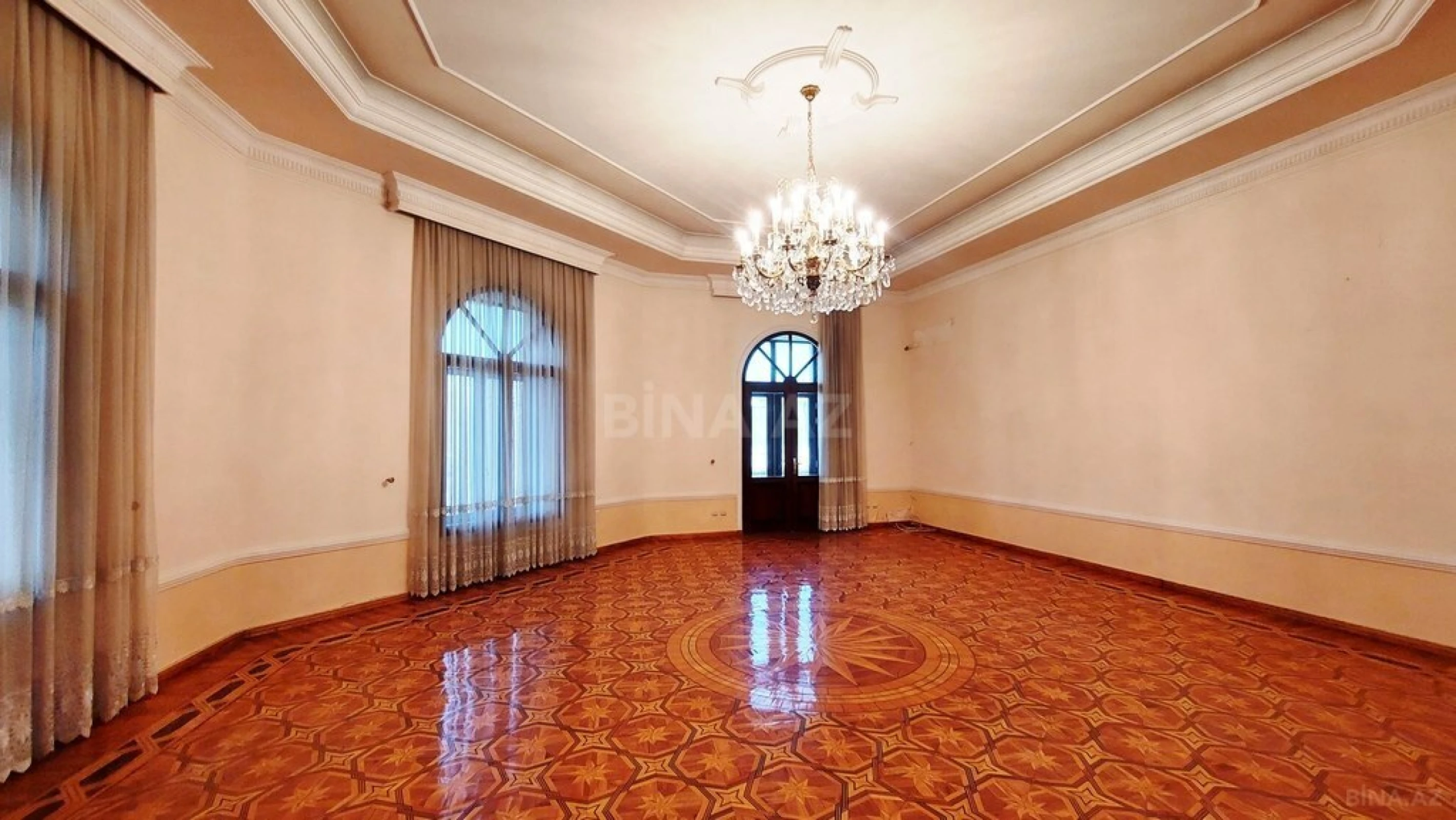 Satılır 7 otaqlı mənzil 750 m²