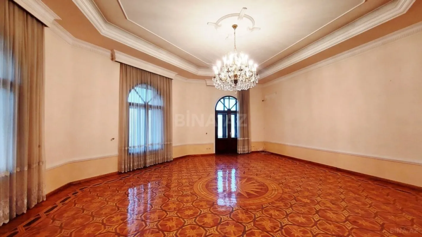 Satılır 7 otaqlı mənzil 750 m²