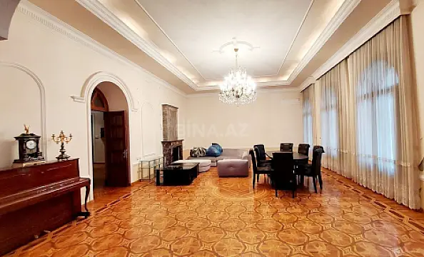 Satılır 7 otaqlı mənzil 750 m²