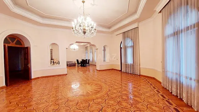 Satılır 7 otaqlı mənzil 750 m²