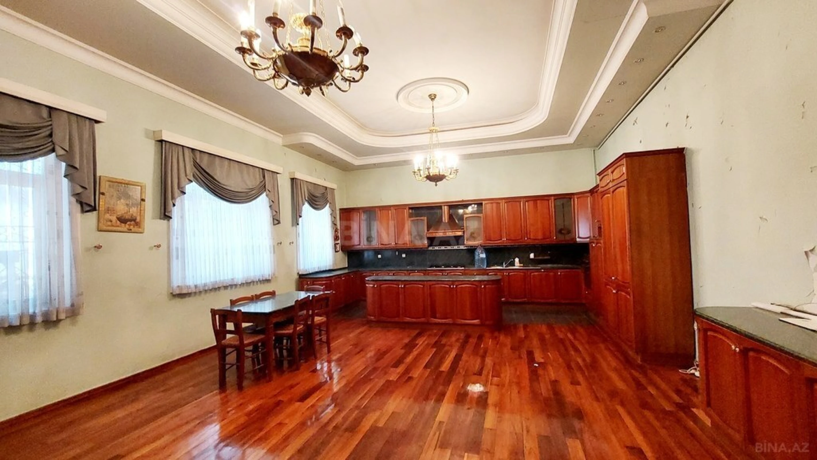 Satılır 7 otaqlı mənzil 750 m²