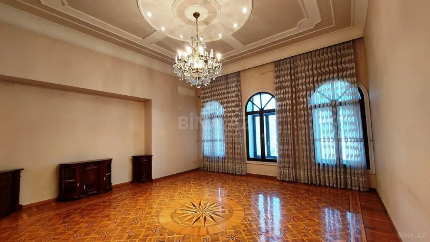 Satılır 7 otaqlı mənzil 750 m²