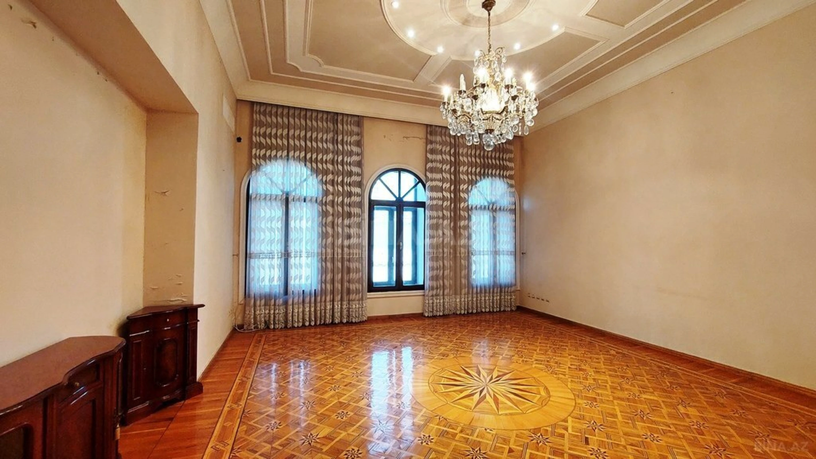 Satılır 7 otaqlı mənzil 750 m²