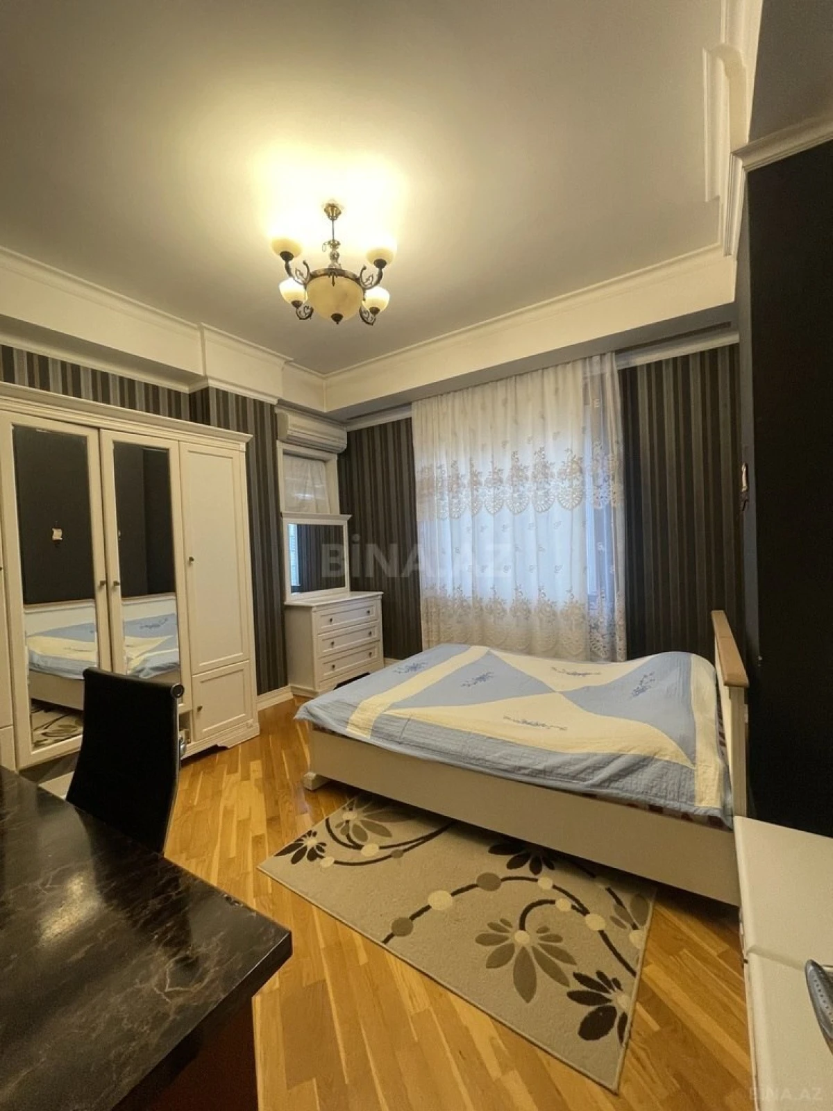 Satılır 3 otaqlı mənzil 135 m²