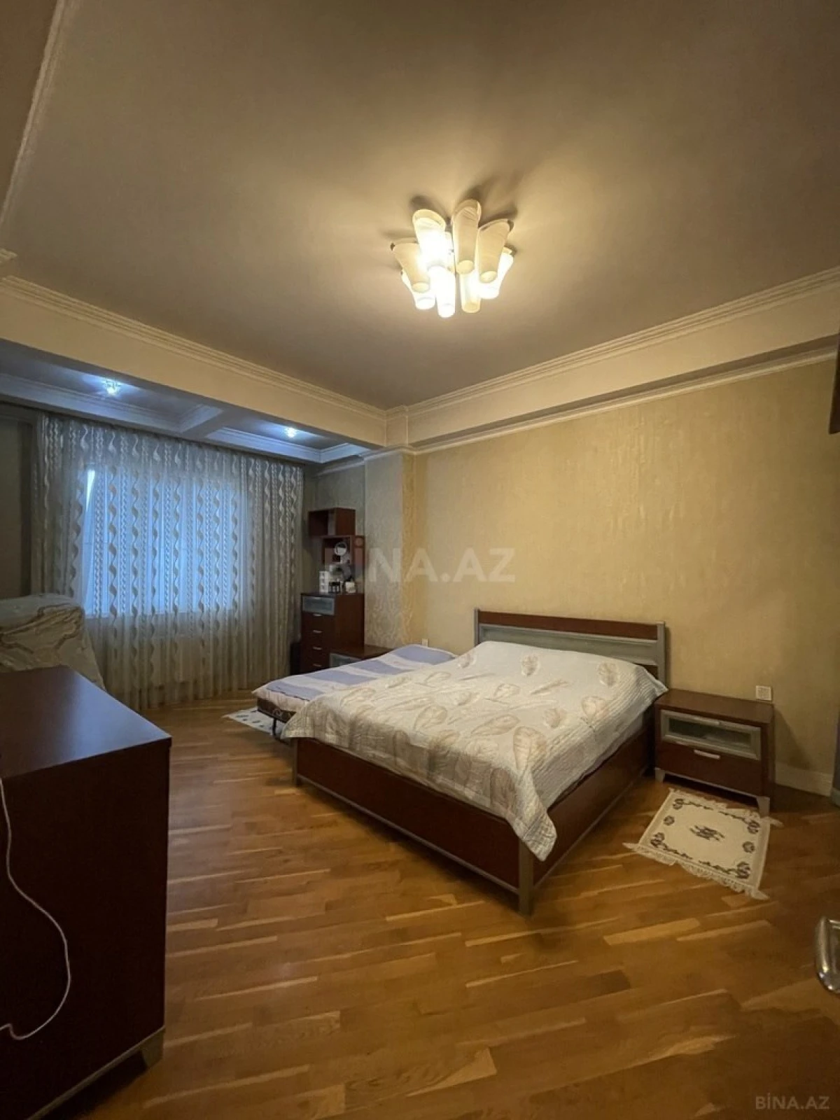 Satılır 3 otaqlı mənzil 135 m²