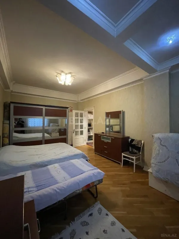 Satılır 3 otaqlı mənzil 135 m²