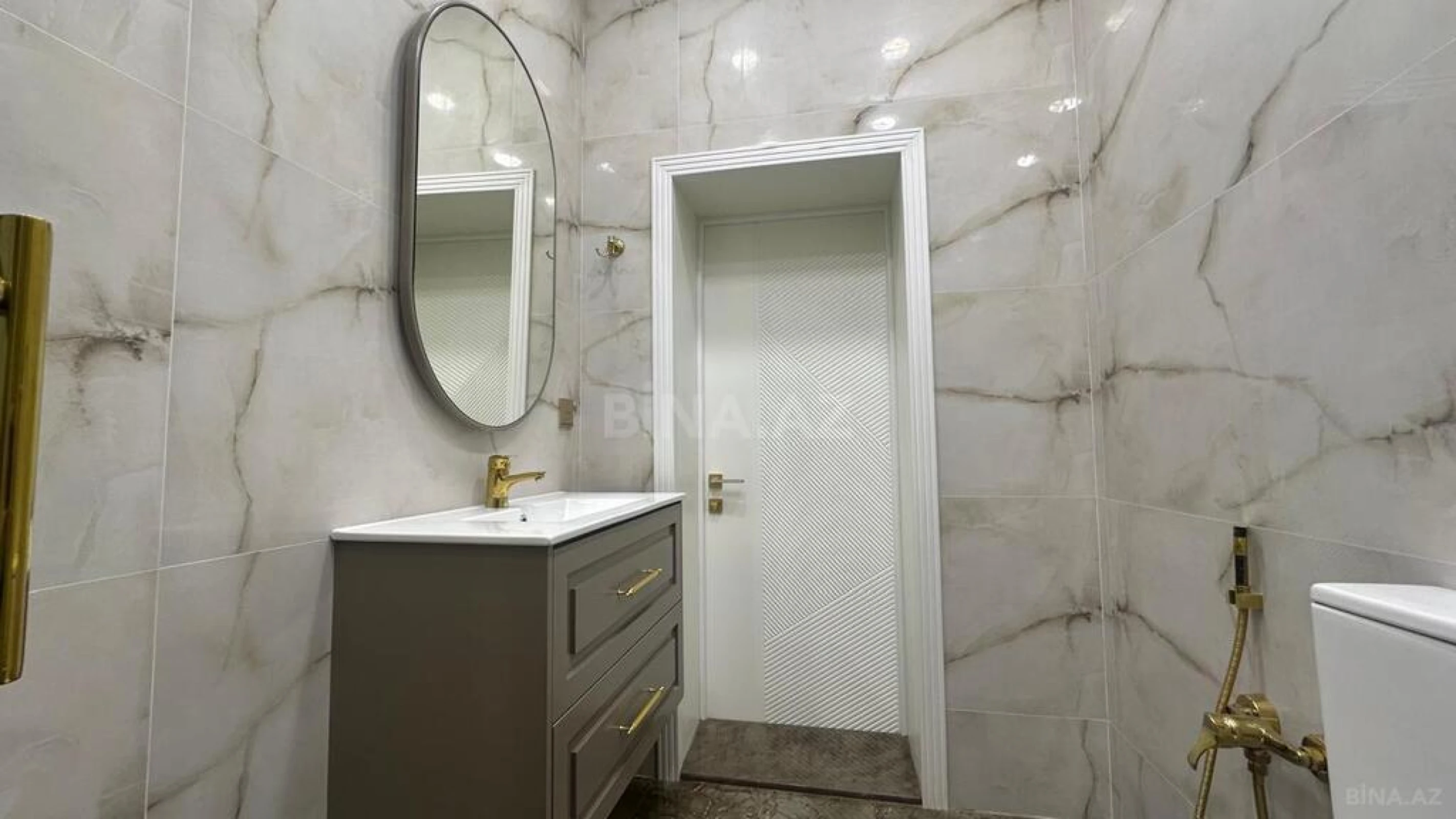 Satılır 2 otaqlı mənzil 81 m²