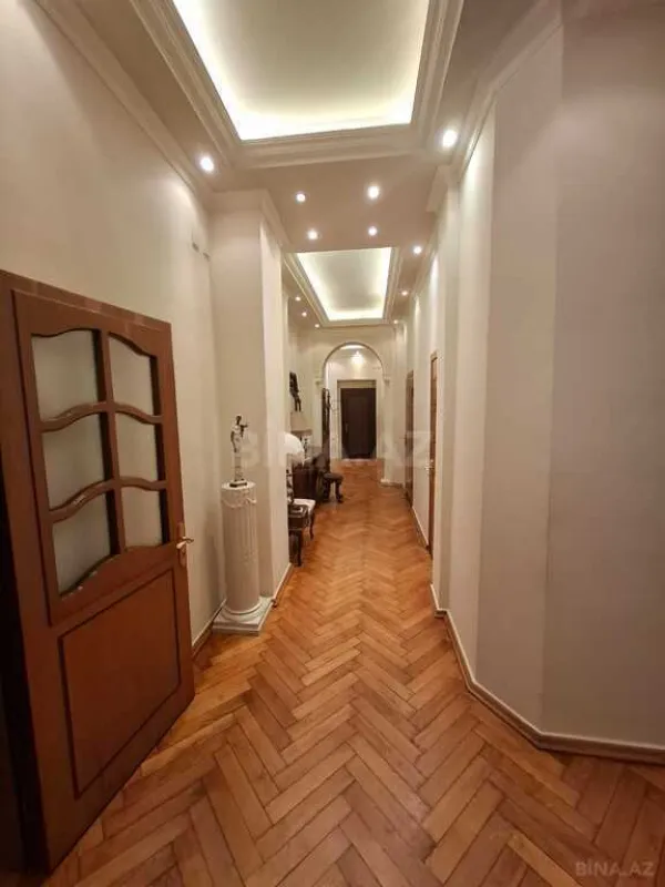 Satılır 6 otaqlı mənzil 200 m²