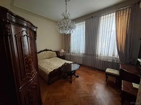 Satılır 6 otaqlı mənzil 200 m²