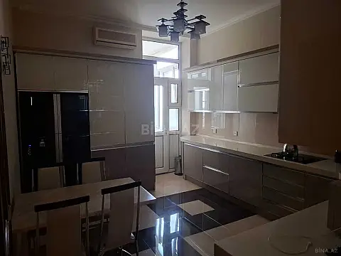 Satılır 6 otaqlı mənzil 200 m²