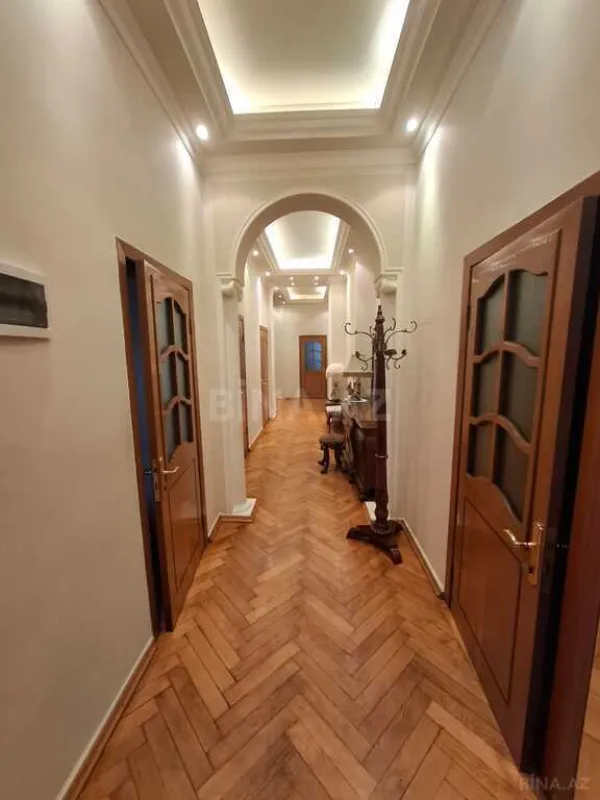 Satılır 6 otaqlı mənzil 200 m²