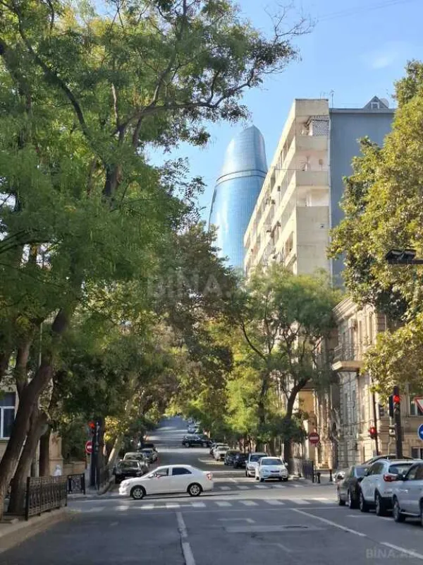 Satılır 6 otaqlı mənzil 200 m²