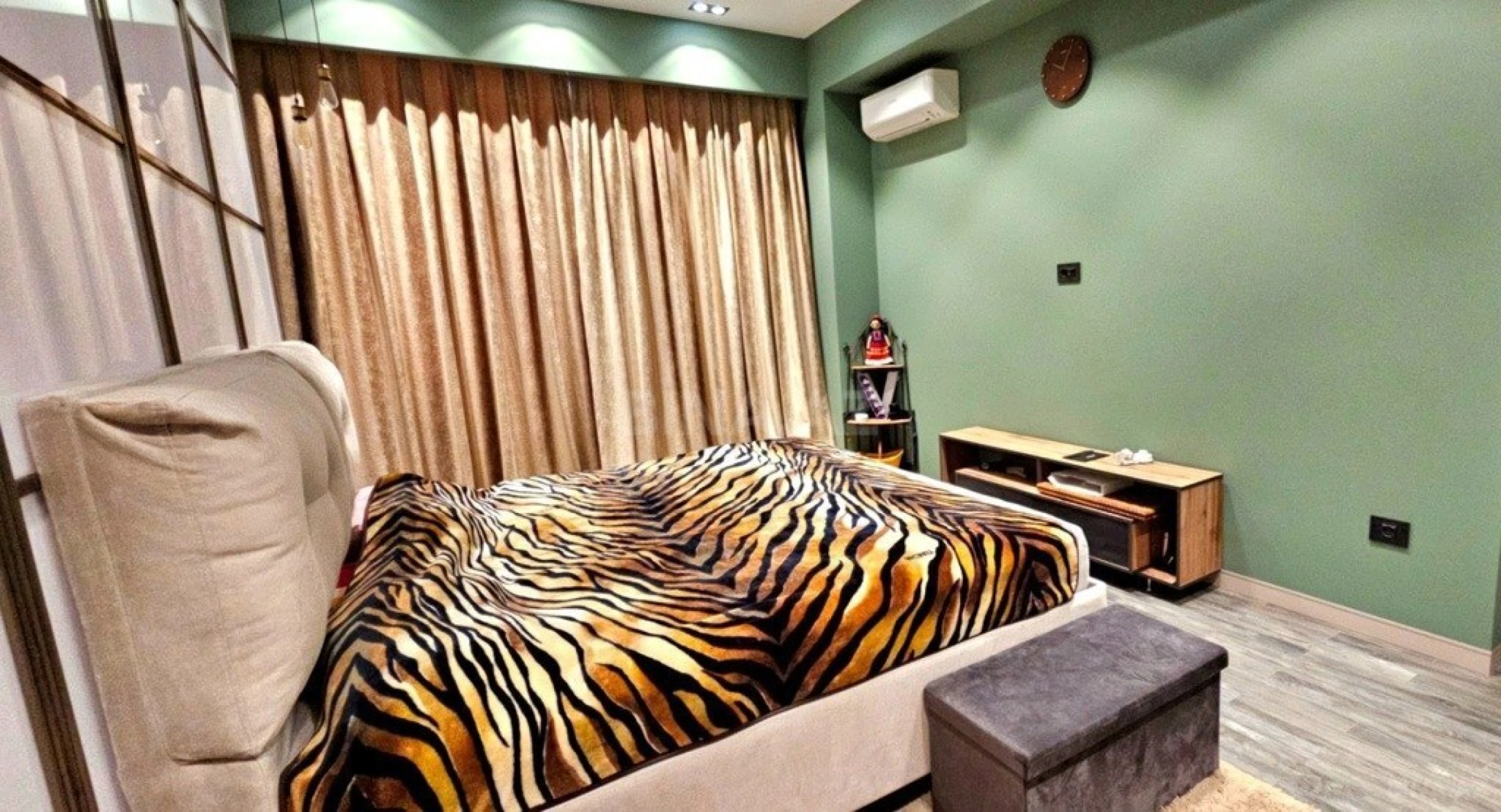 Satılır 4 otaqlı mənzil 229 m²