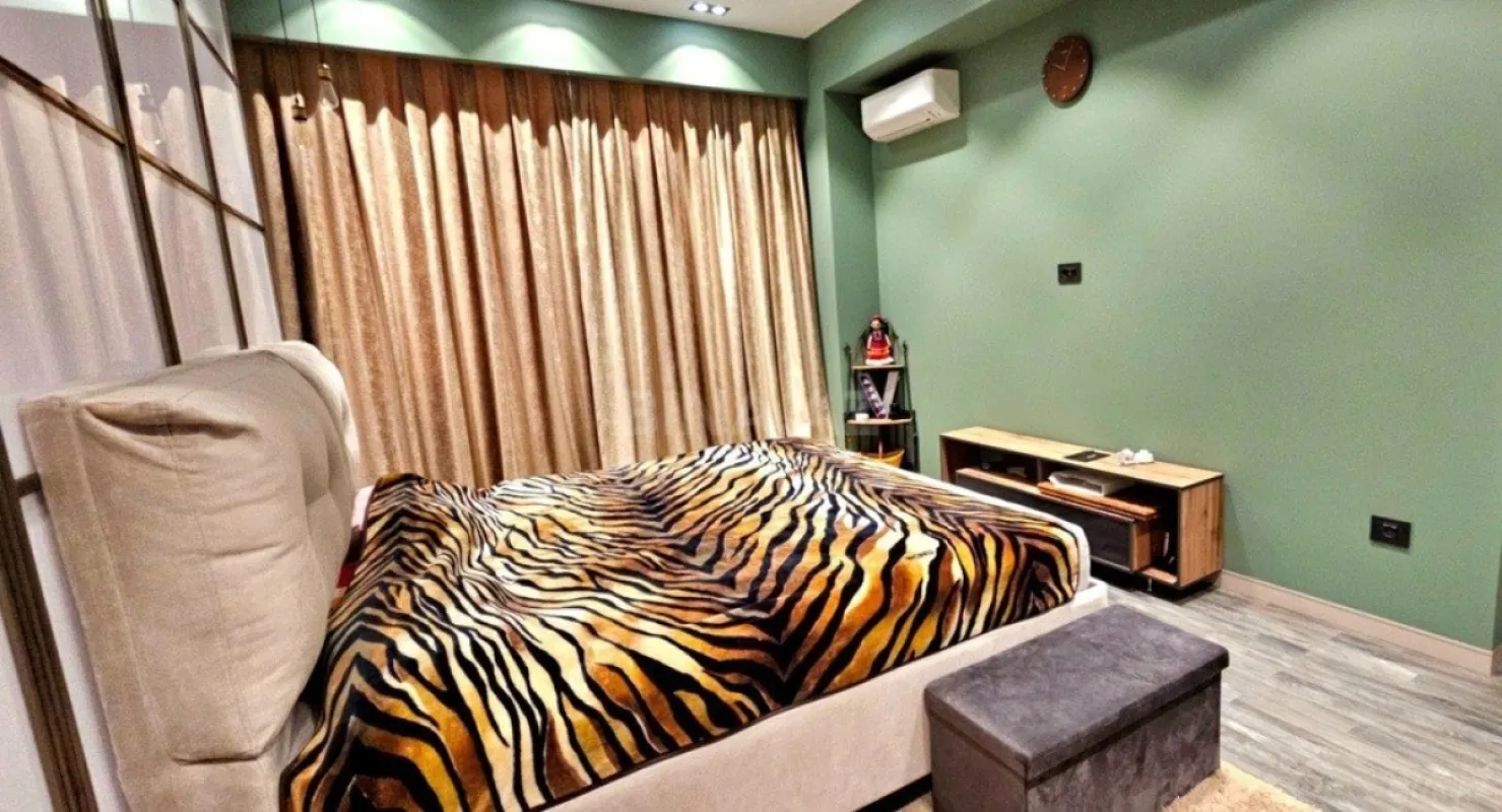 Satılır 4 otaqlı mənzil 229 m²