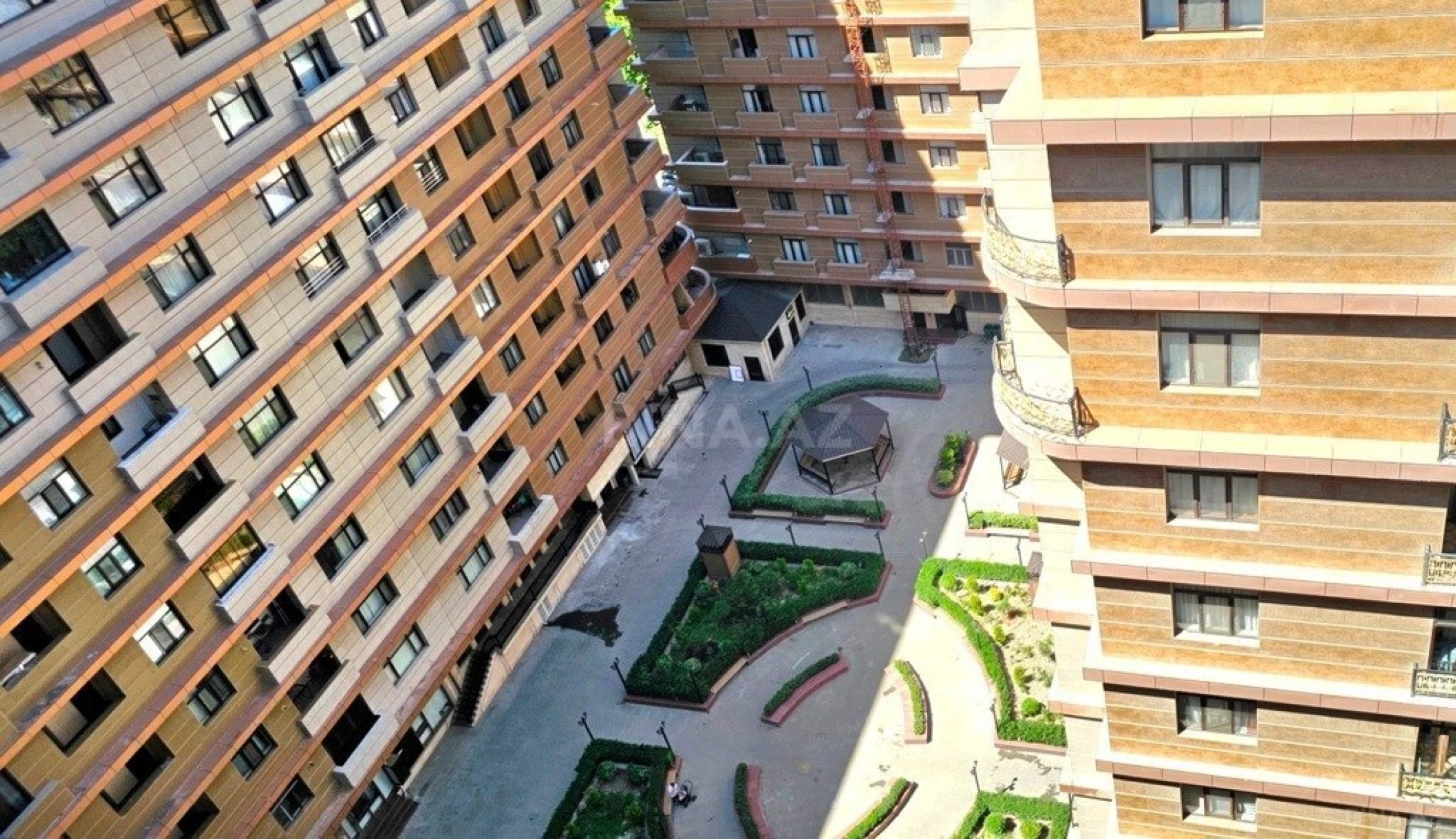 Satılır 4 otaqlı mənzil 229 m²