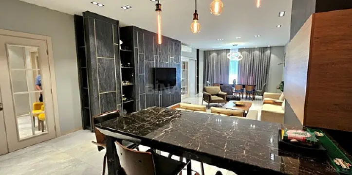 Satılır 4 otaqlı mənzil 229 m²