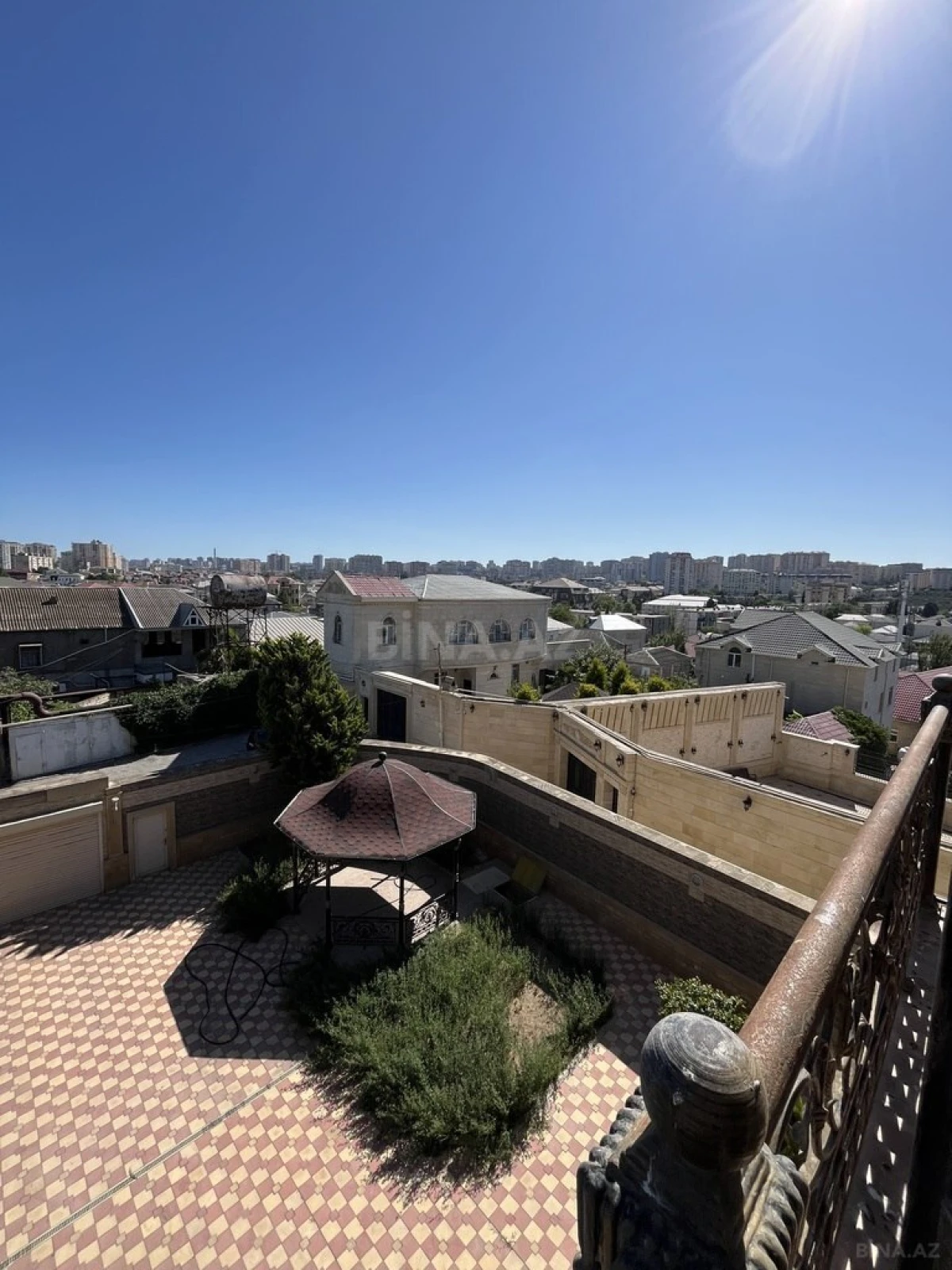 Satılır 8 otaqlı həyət evi 530 m²