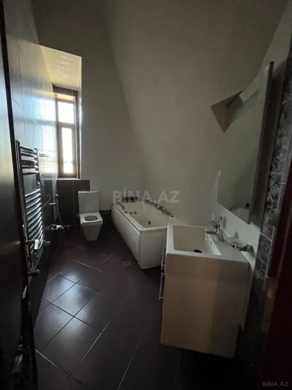 Satılır 8 otaqlı həyət evi 530 m²