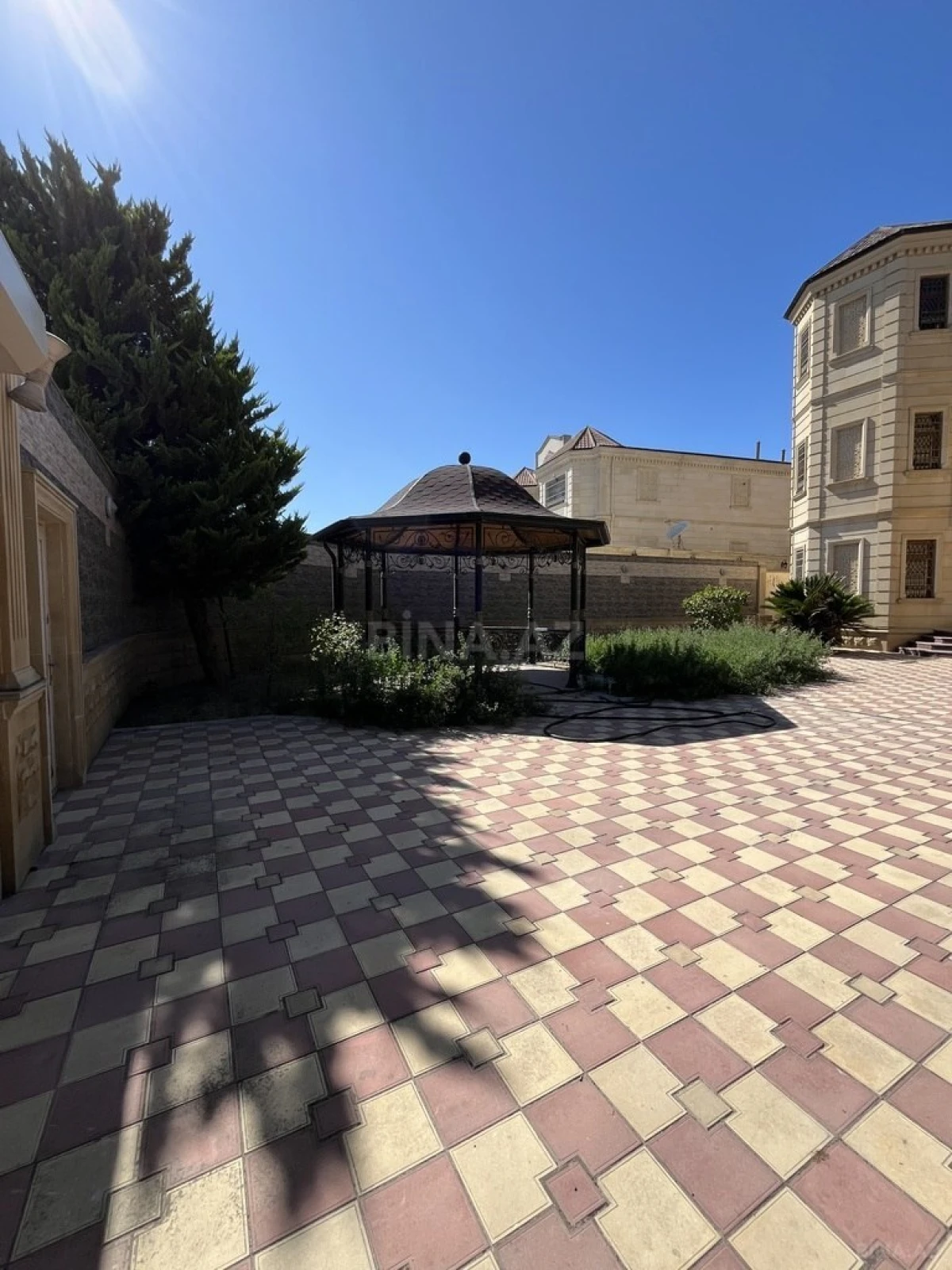 Satılır 8 otaqlı həyət evi 530 m²