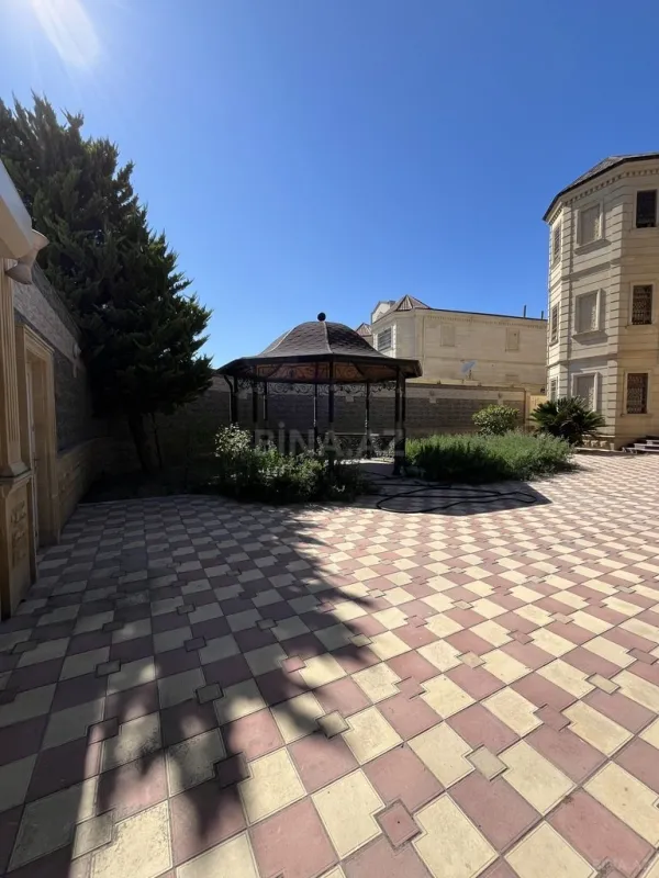 Satılır 8 otaqlı həyət evi 530 m²