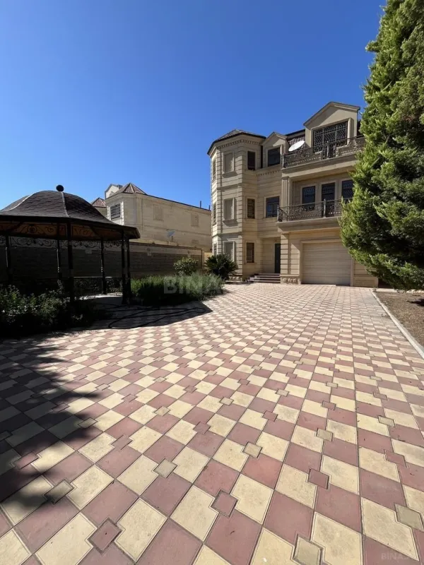Satılır 8 otaqlı həyət evi 530 m²