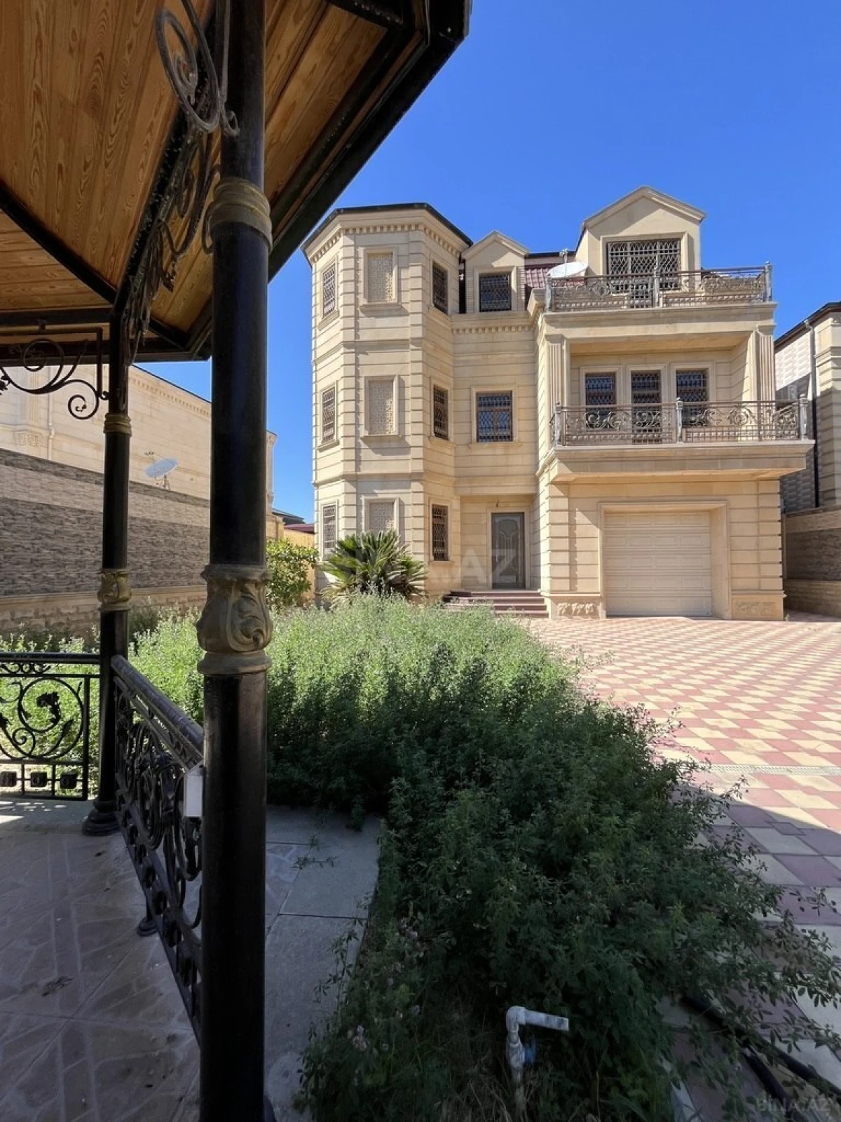 Satılır 8 otaqlı həyət evi 530 m²