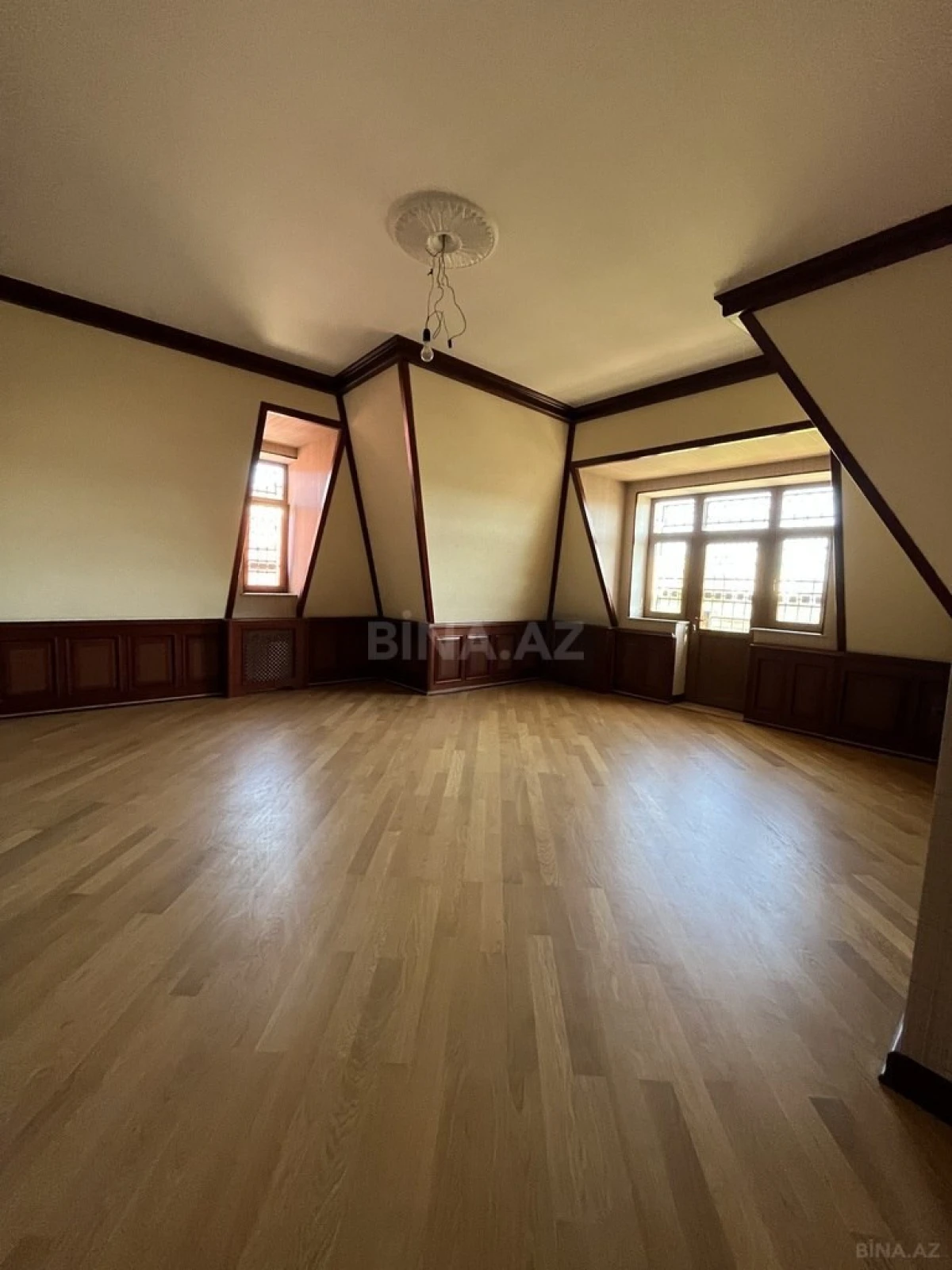 Satılır 8 otaqlı həyət evi 530 m²
