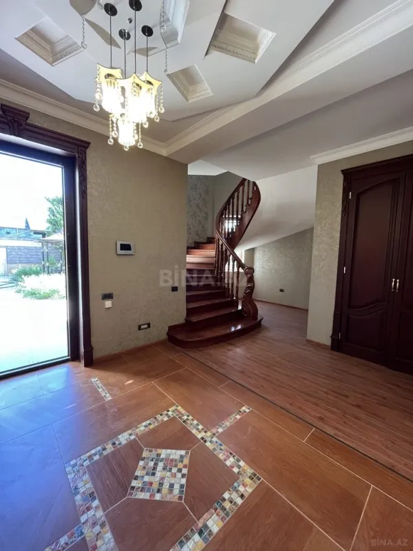 Satılır 8 otaqlı həyət evi 530 m²